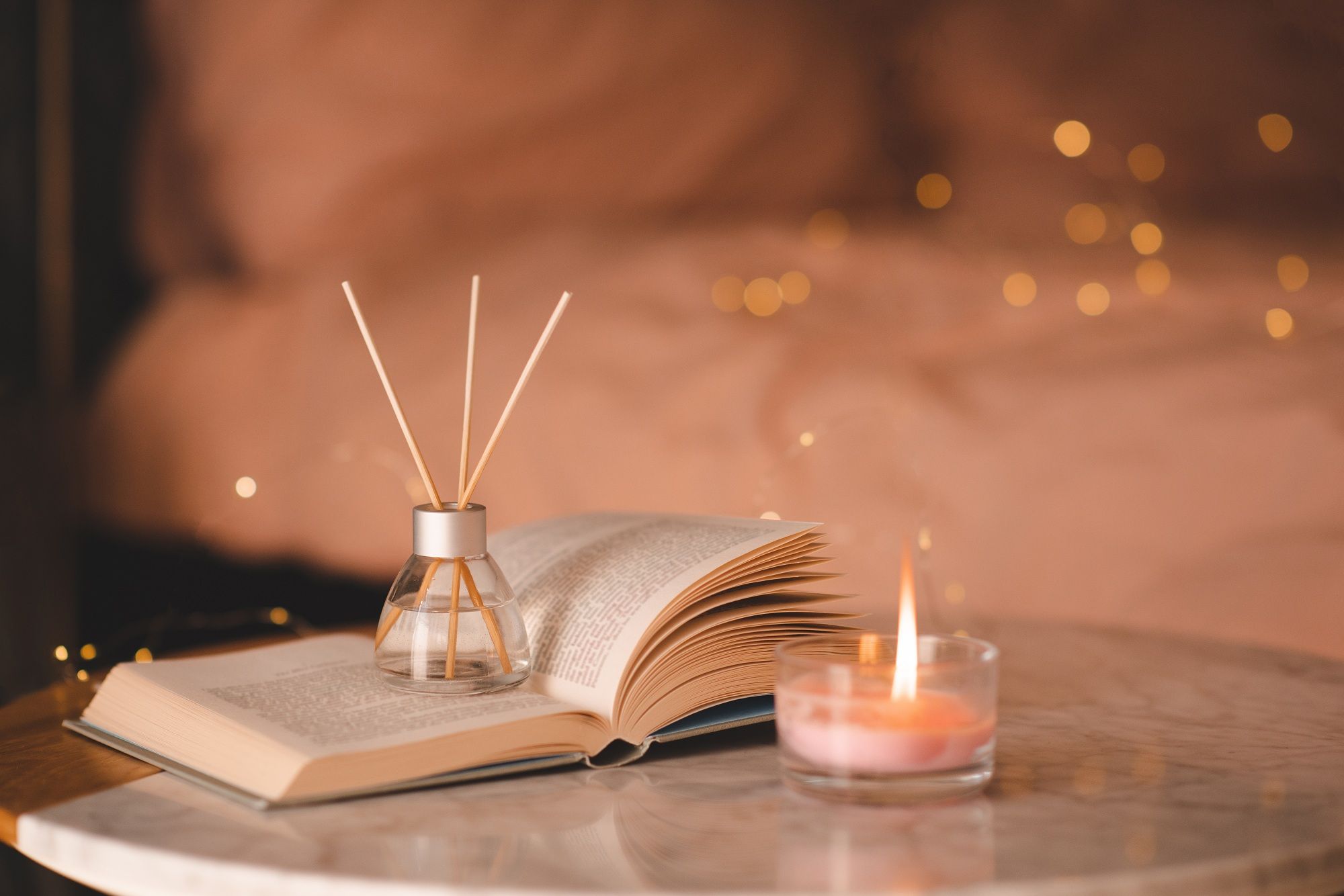 Image de bougie sur fond rose