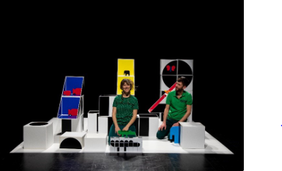 Décor transformé toujours avec la présence de formes élémenaires et des deux acteurs